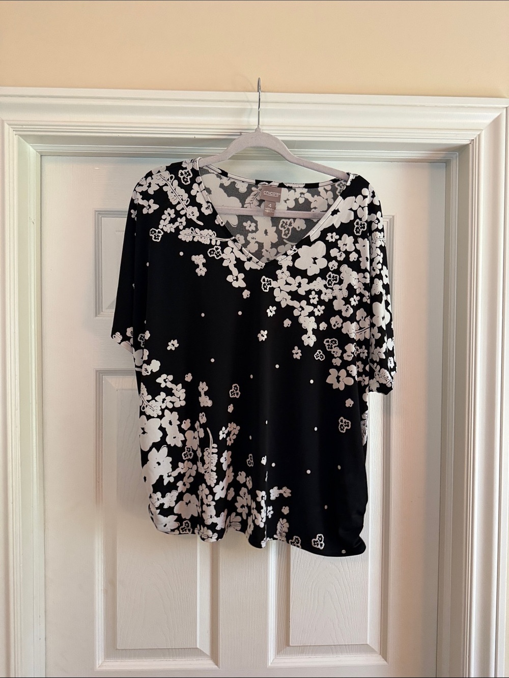 Chico's Black & White Floral V-Neck Short Sleeve Top